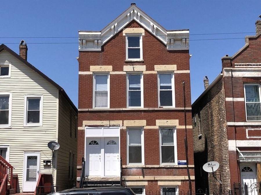 1836 West 18th Street, a six-unit brick building in Pilsen