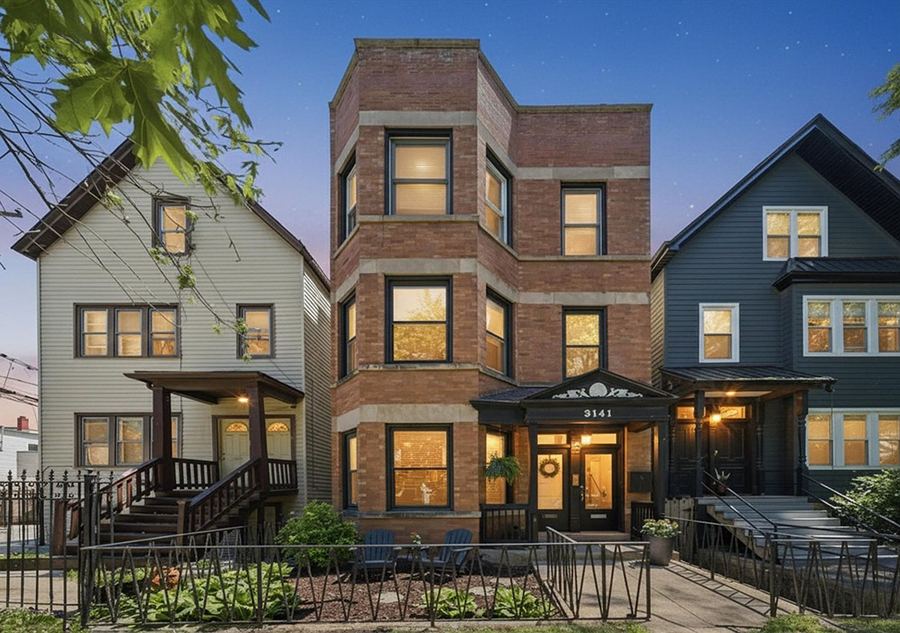 3141 North Oakley Avenue, a three-unit brick building in Roscoe Village