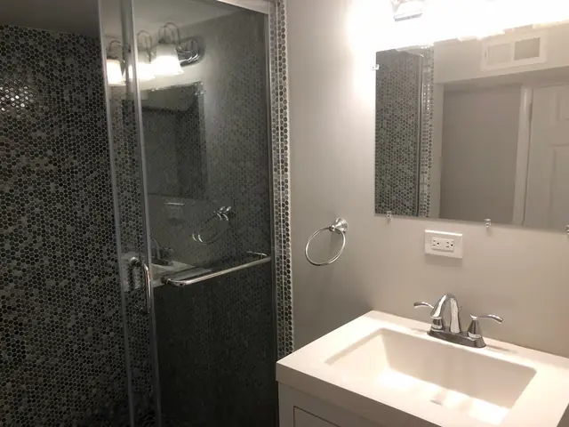 Bath at 1810 W Melrose