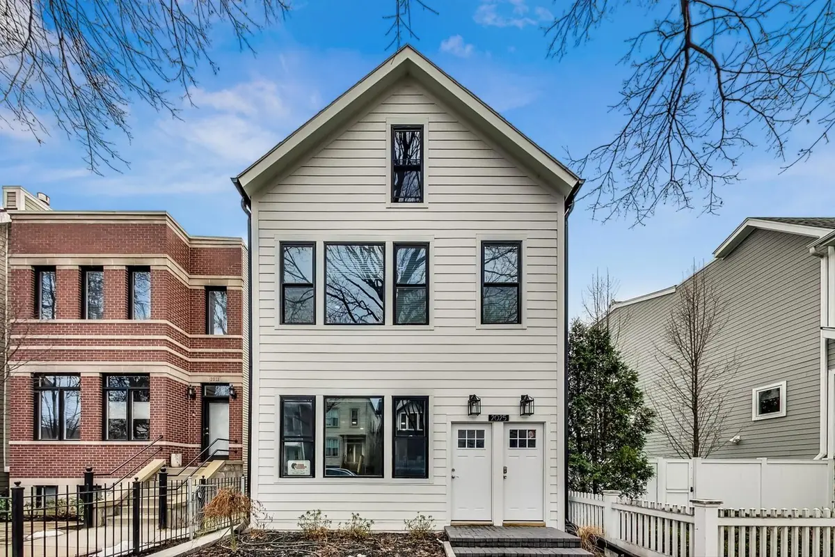 2025 W Melrose, Chicago listing photo