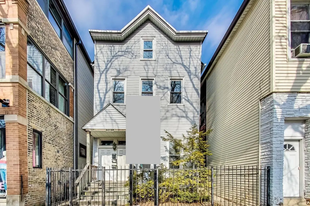 2102 W Roscoe, Chicago listing photo
