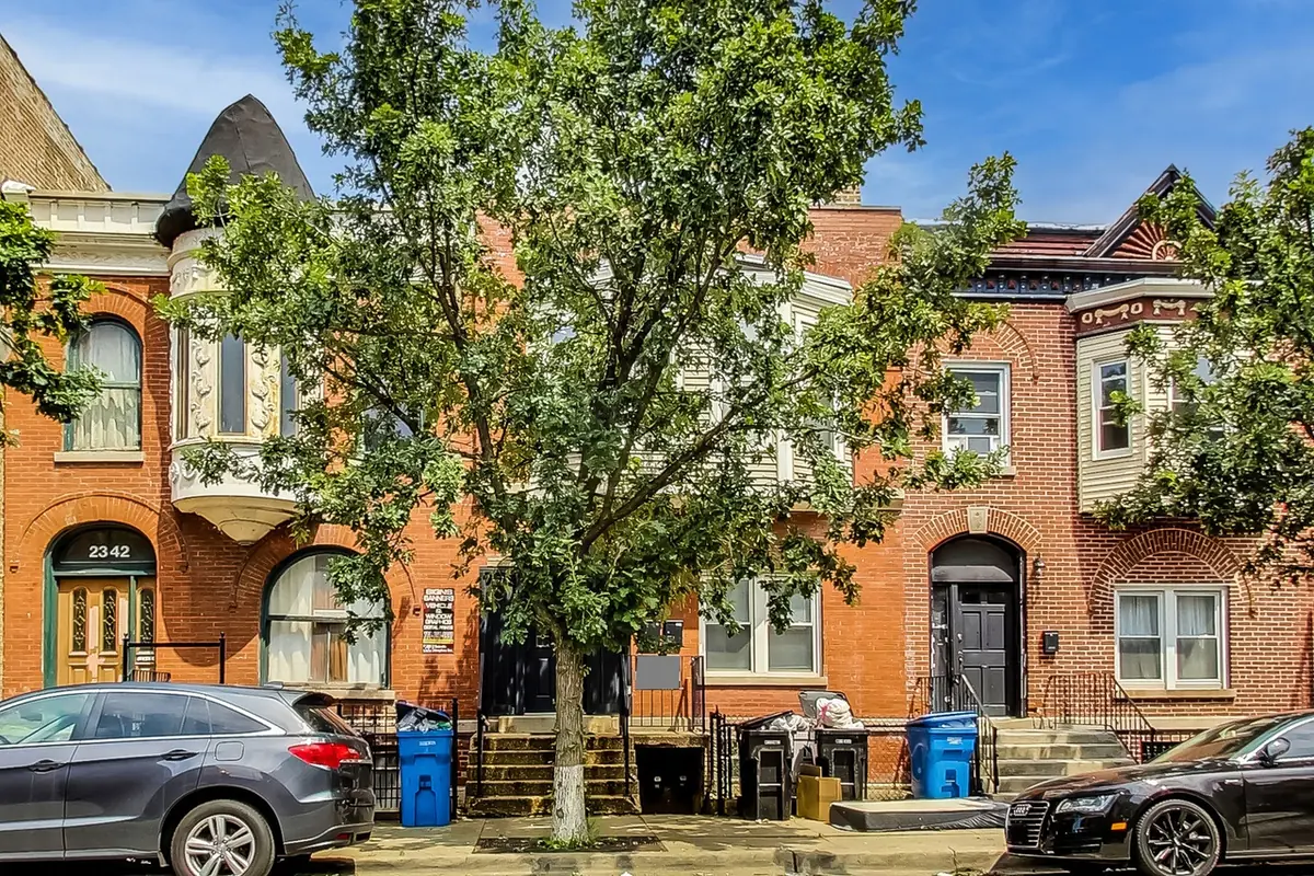 2340 W Taylor, Chicago listing photo